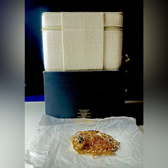 CHANEL Beaute’ Cosmetic Bag Vanity Case with Add on Gold Chain Strap GWP NWB - Picture 6 of 9